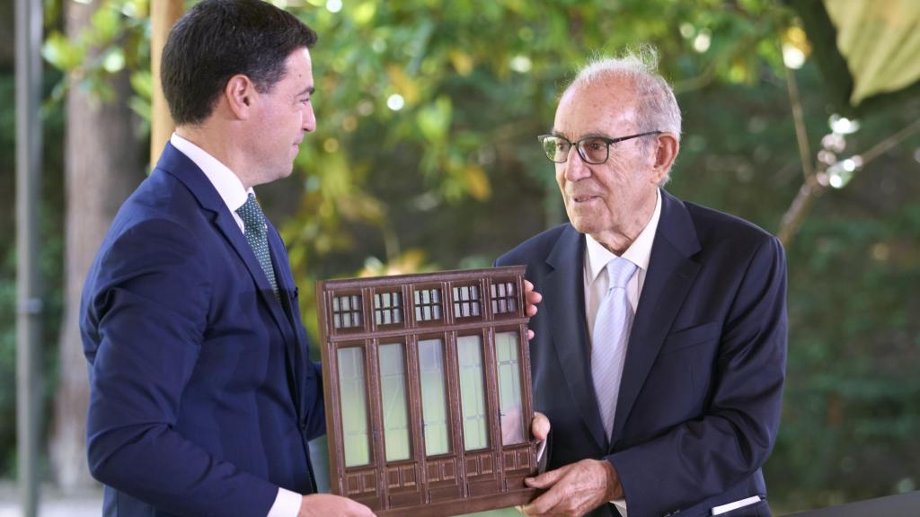 El lehendakari Imano Pradales, obsequia a su homólogo Carlos Garaikoetxea