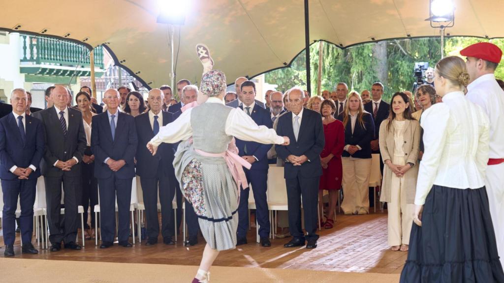 Una dantzari durante el homenaje al lehendakari Carlos Garaikoetxea