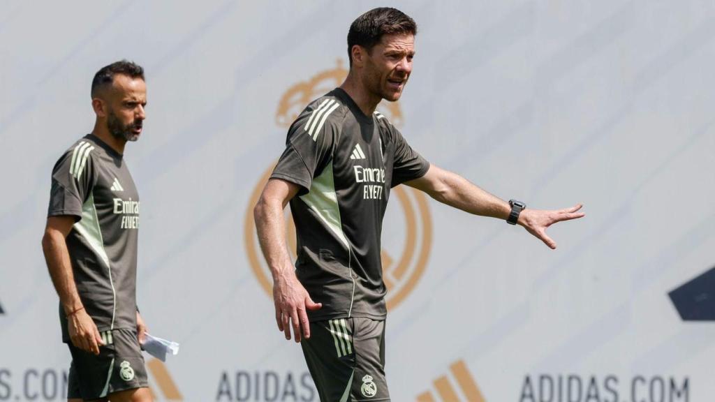 abi Alonso da indicaciones a sus futbolistas en uno de los primeros entrenamientos con el Madrid. (EFE/Real Madrid)