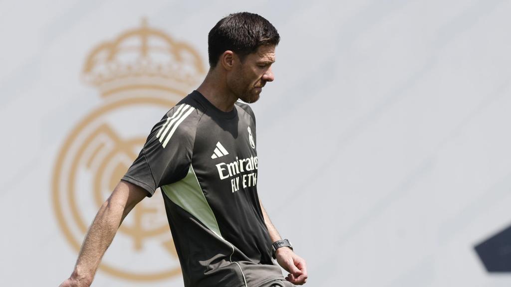 El entrenador del Real Madrid, Xabi Alonso, durante el entrenamiento del equipo. EFE/ RealMadrid
