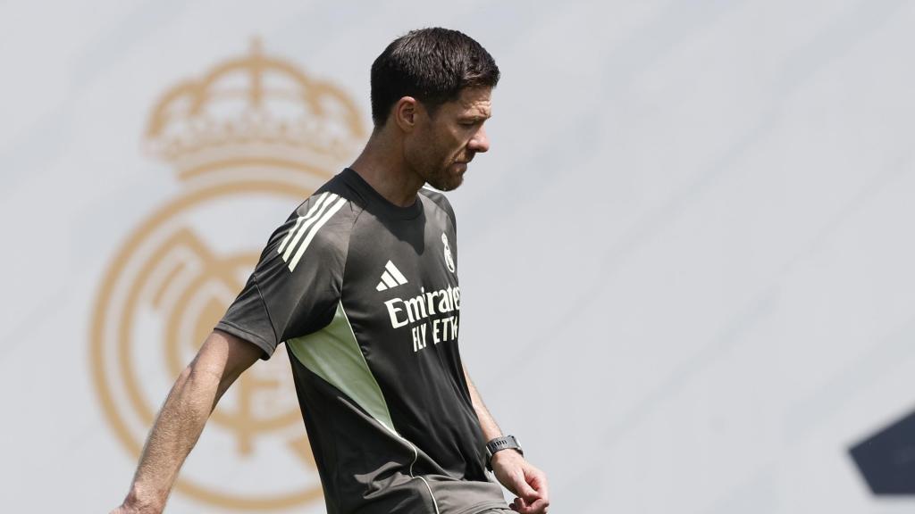 El entrenador del Real Madrid, Xabi Alonso, durante el entrenamiento del equipo. EFE/ RealMadrid