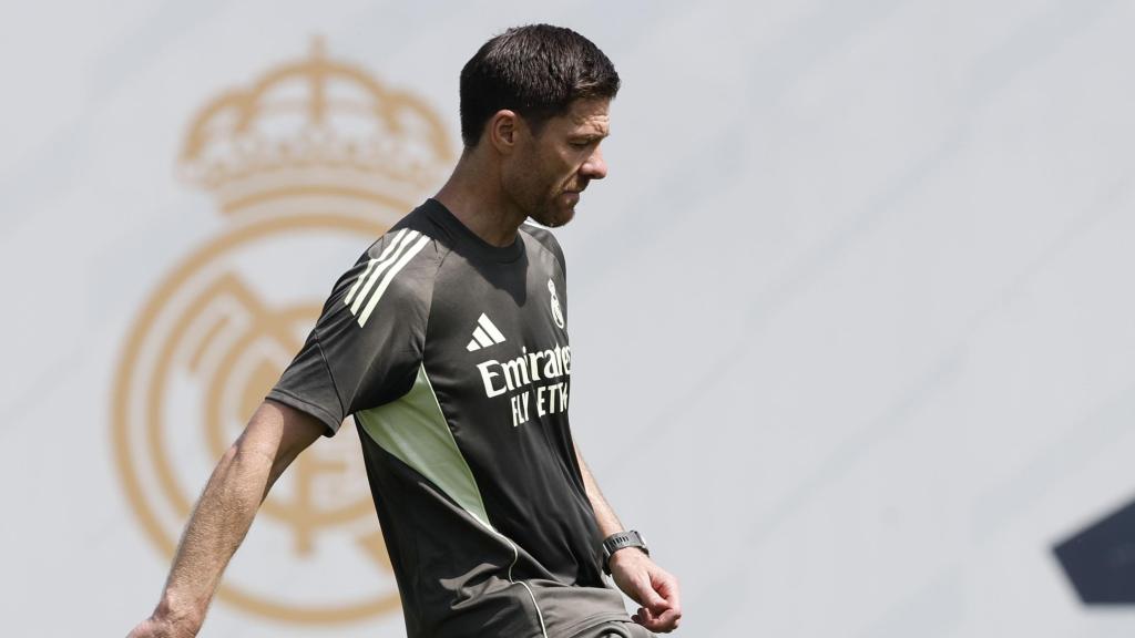 El entrenador del Real Madrid, Xabi Alonso, durante el entrenamiento del equipo. EFE/ RealMadrid