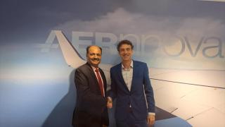 El CEO de Aernnova, Ricardo Chocarro, y Arvind Mehra, director general y consejero delegado de Mahindra Aerostructures