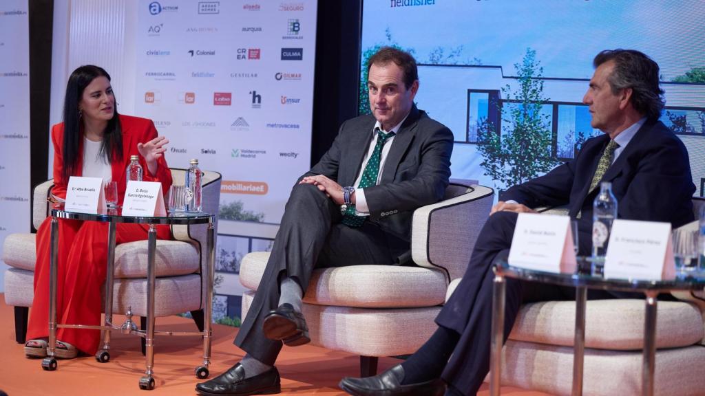 Borja García-Egotxeaga, de Neinor, en el centro, en una jornada sobre el sector inmobiliario / E Press