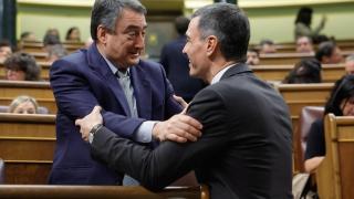 El presidente del Gobierno, Pedro Sánchez, y el presidente del PNV, Aitor Esteban