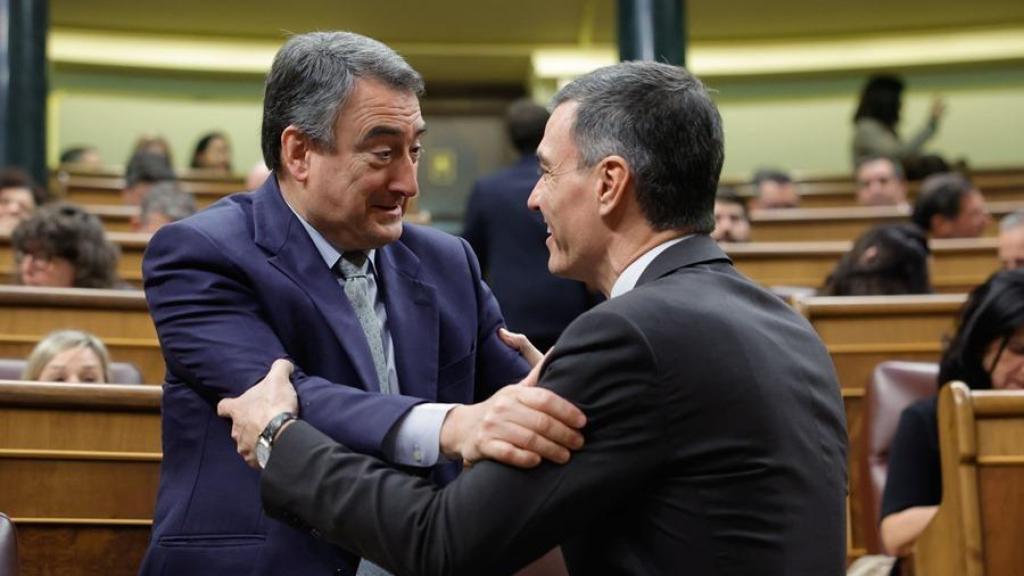 El presidente del Gobierno, Pedro Sánchez, y el presidente del PNV, Aitor Esteban