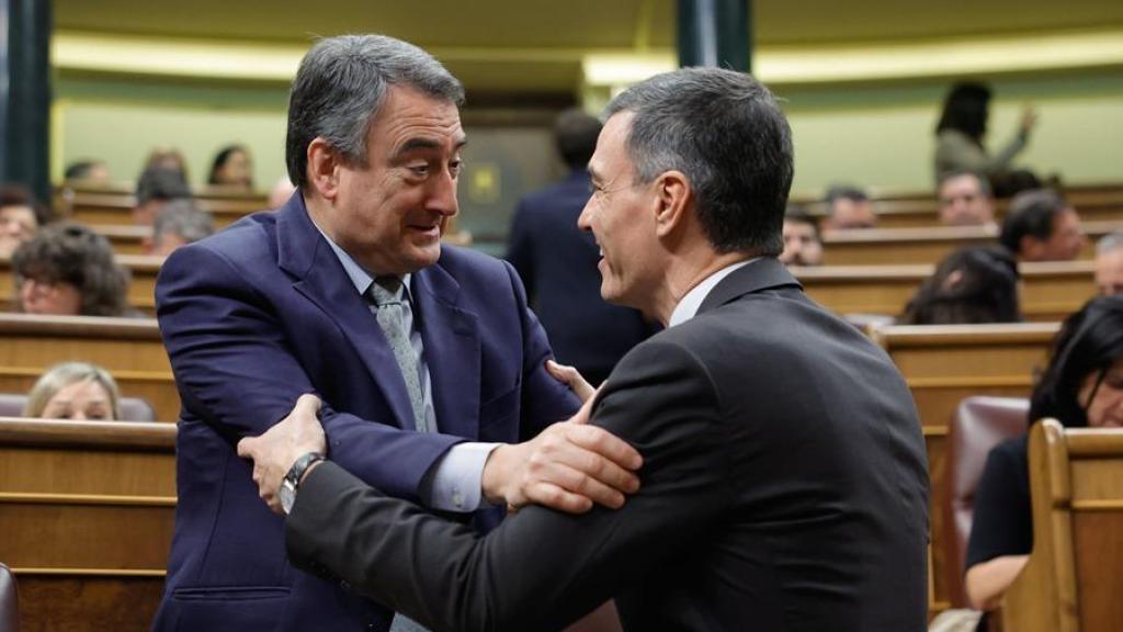 El presidente del Gobierno, Pedro Sánchez, y el presidente del PNV, Aitor Esteban
