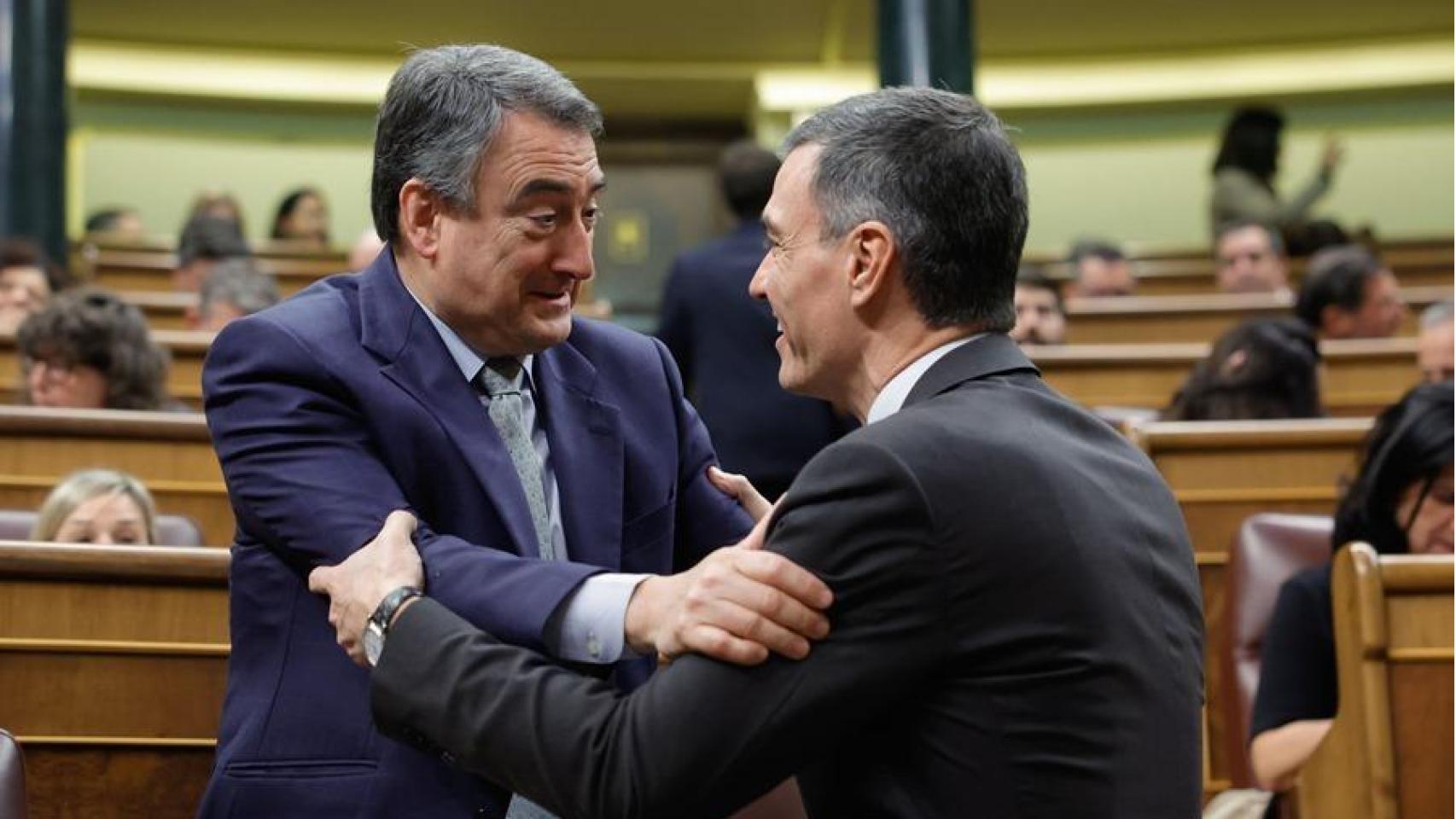 El presidente del Gobierno, Pedro Sánchez, y el presidente del PNV, Aitor Esteban, en una imagen de archivo