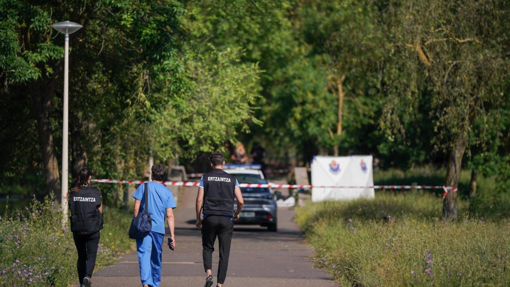 Efectivos de emergencias rescatan de un estanque de Vitoria el cuerpo sin vida de un hombre, a 17 de junio de 2025