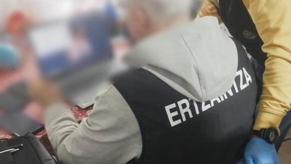La Ertzaintza inspecciona un ordenador en una operación contra la explotación sexual infantil