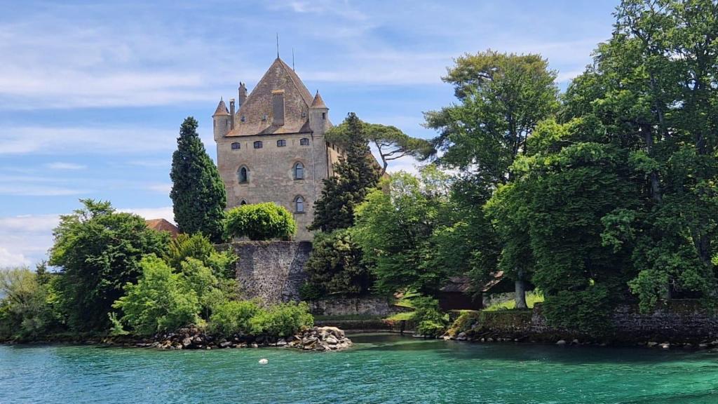 Vistas del castillo desde el barco por el lago