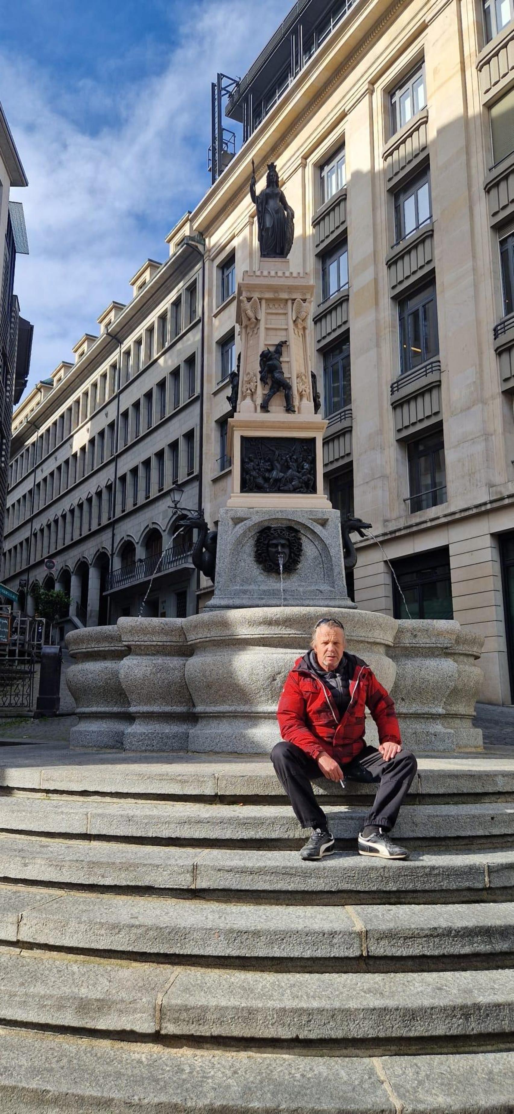 Durante los días de celebración, la austera Ginebra se convierte en una aldea medieval por la que desfilan portando antorchas vestidos con trajes de época