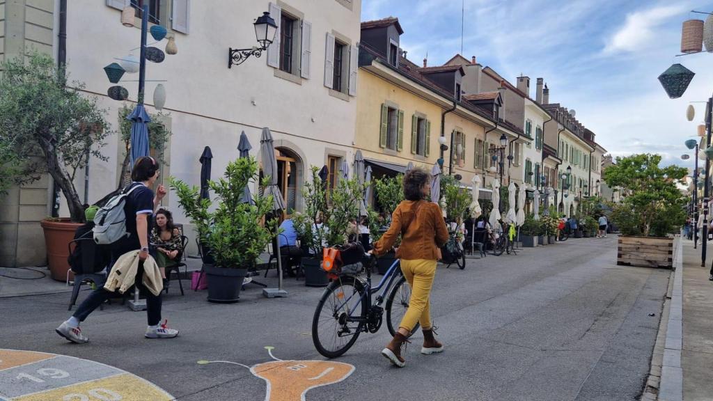 Pequeños comercios otorgan un carácter bohemio al barrio, lleno de vida y actividad