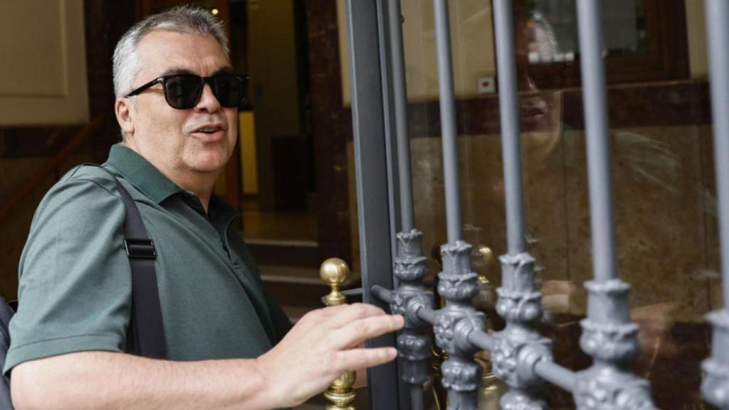 Santos Cerdán a las puertas de su domicilio.