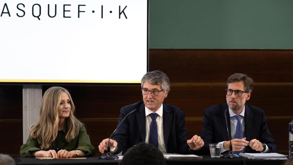 El presidente del clúster financiero BasqueFIK, Jon Ander de las Fuentes, junto a la directora  Lexuri Elorriaga
