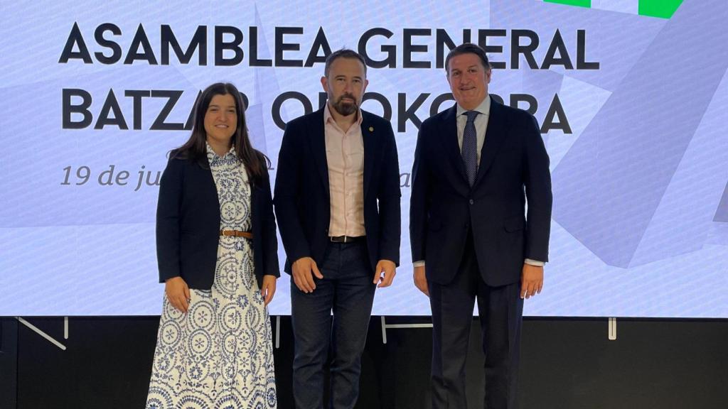 Marta Epelde, directora general de BUILD:INN, Denis Itxaso, consejero de Vivienda y Agenda Urbana del Gobierno vasco y Alberto Marín, presidente de BUILD:INN.