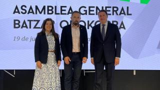 Marta Epelde, directora general de BUILD:INN, Denis Itxaso, consejero de Vivienda y Agenda Urbana del Gobierno vasco y Alberto Marín, presidente de BUILD:INN.