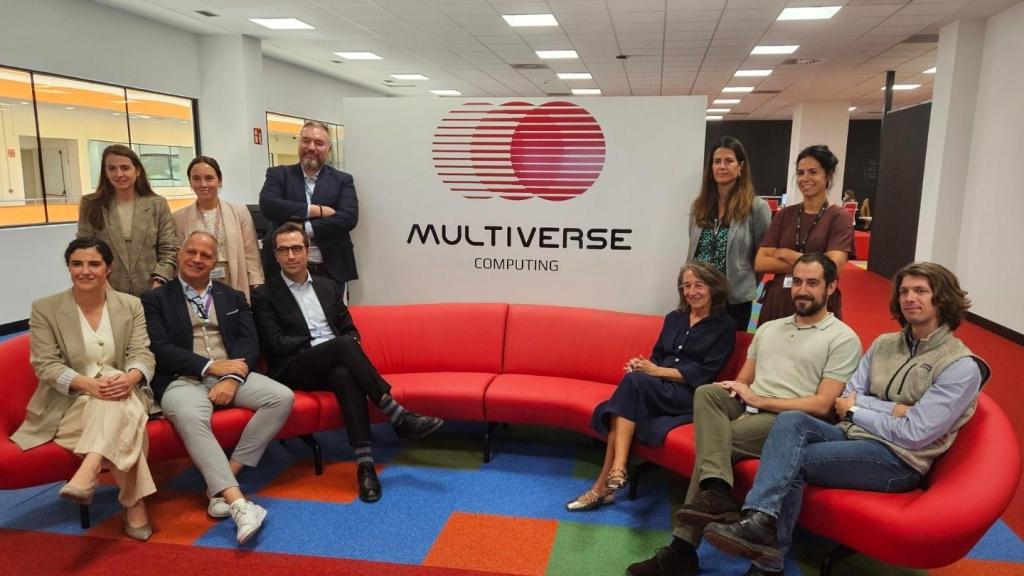 El ministro Carlos Cuerpo y la delegada del Gobierno, Marisol Garmendia, en la pionera en tecnología cuántica Multiverse