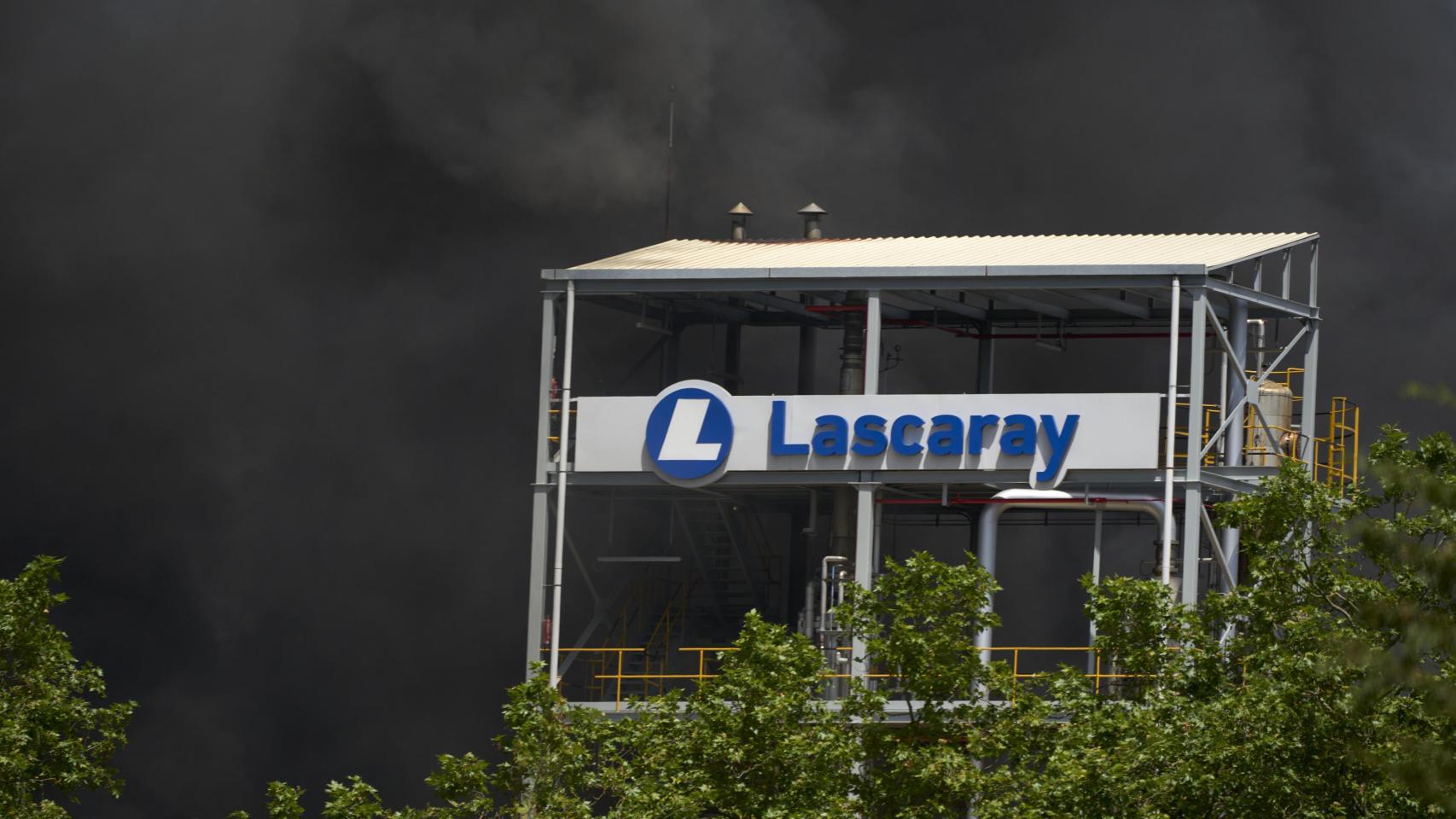 Columna de humo al arder la empresa LEA en Vitoria