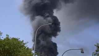 Calle cortada por el incendio en la empresa LEA en Vitoria