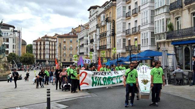 Manifestación de trabajadores de Enviser en huelga indefinida, en Vitoria
