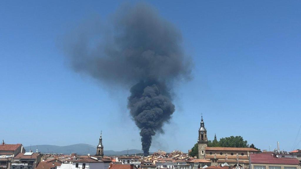 Vistas del incendio de la fábrica de LEA en Vitoria desde el centro de la ciudad.