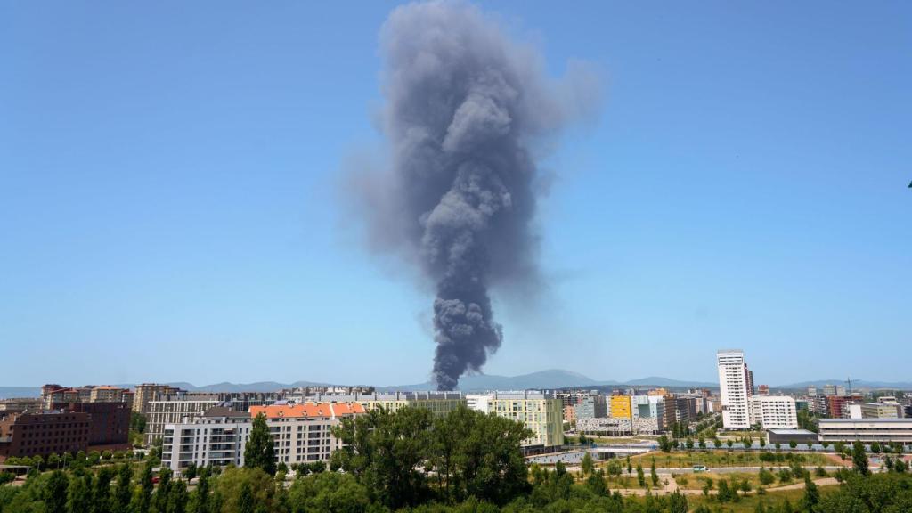 Llamaradas de varios metrios en el incendio de la fábrica de LEA en Vitoria