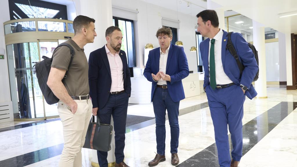 Eneko Andueza junto a varios miembros del PSE-EE en el Parlamento vasco