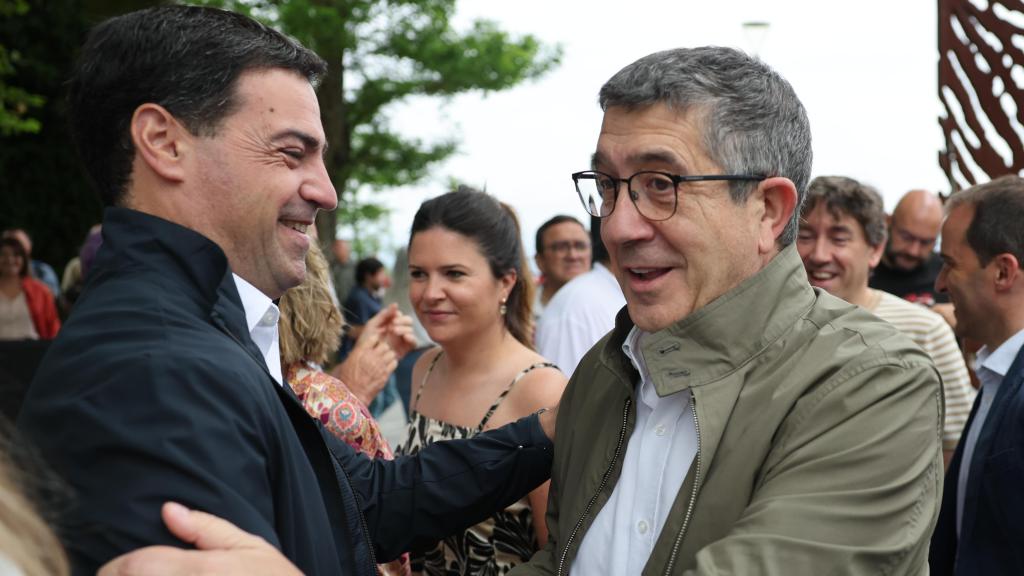 Imanol Pradales y Patxi López se saludan en el homenaje a gudaris y milicianos