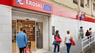 Eroski city en la calle Ramón Kareaga en Basauri