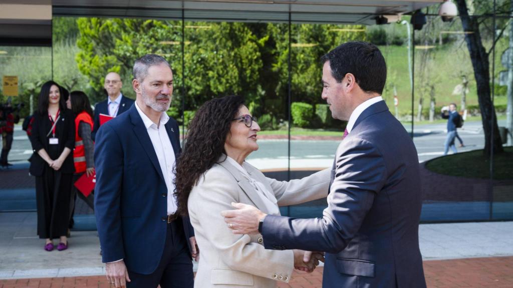 La CEO de Eroski, Rosa Carabel, saluda a Imanol Pradales / Irekia