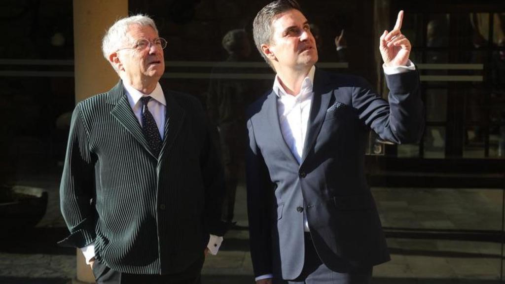 Emiliano López Atxurra con el consejero Mikel Jauregi en Petronor