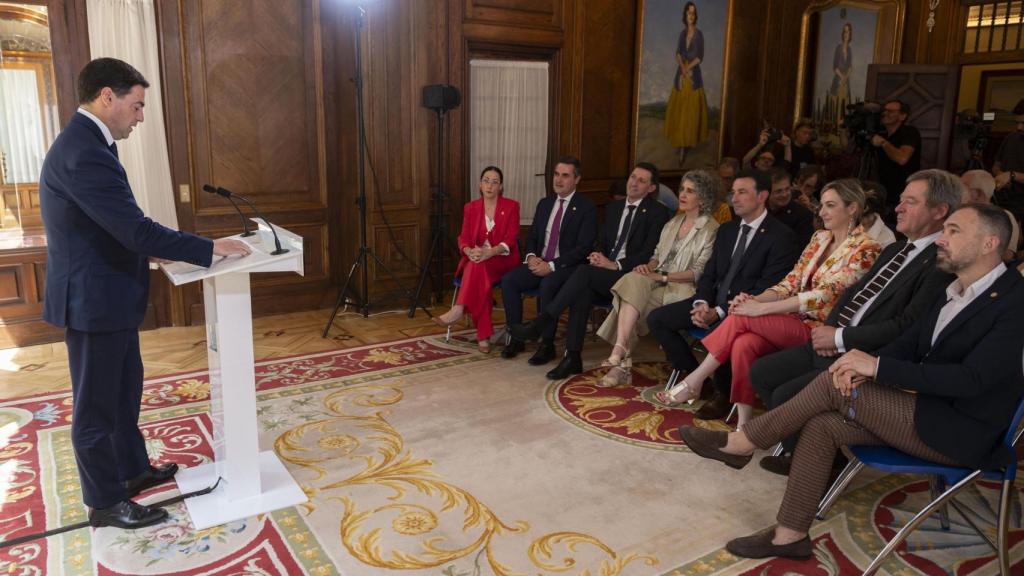 El lehendakari comparece frente a los consejeros de su Gabinete.