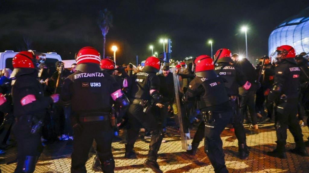 Agentes antidisturbios de la Ertzaintza en una imagen de archivo.