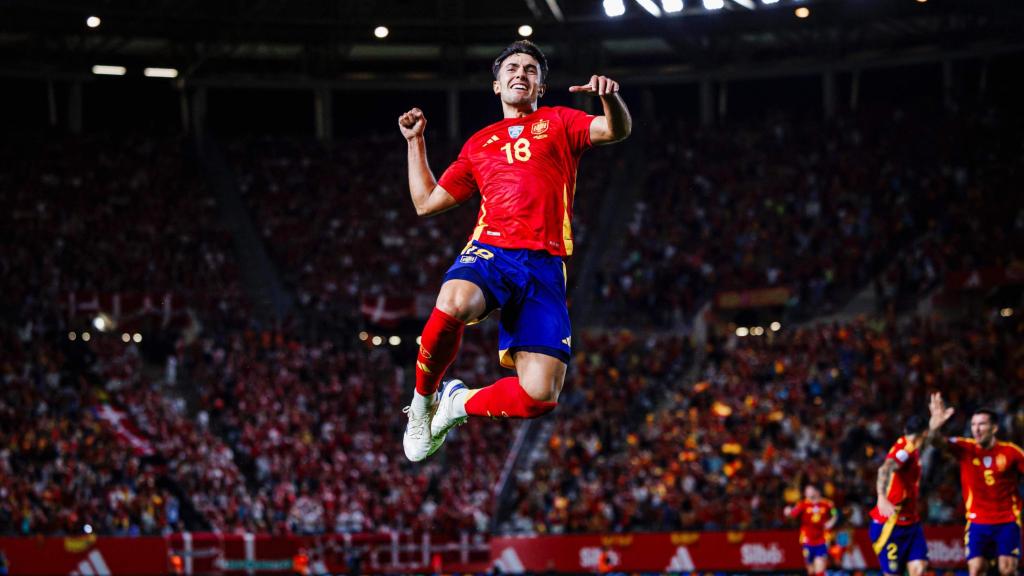 Zubimendi celebra un gol anotado con la Selección Española.