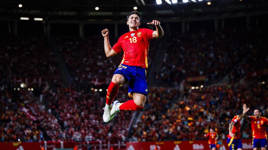 Zubimendi celebra un gol anotado con la Selección Española.