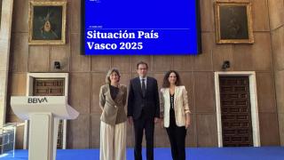 Marta Alonso Directora Territorial Norte en BBVA, Miguel Cardoso, Economista jefe para España de BBVA Research y Elena López, directora Regional Norte en BBVA