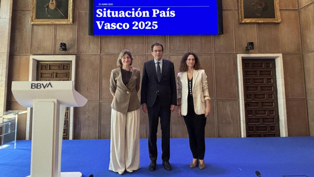 Marta Alonso Directora Territorial Norte en BBVA, Miguel Cardoso, Economista jefe para España de BBVA Research y Elena López, directora Regional Norte en BBVA