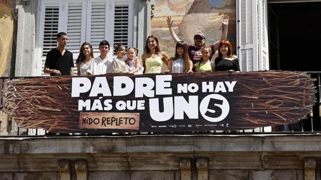 El elenco de Padre no hay más que uno 5. Nido repleto ,durante el pase gráfico de la película