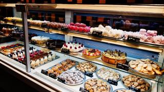 varios-pasteles-en-los-estantes-de-los-supermercados-la-venta (1)