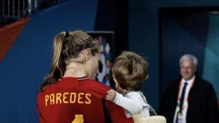 Irene Paredes y su hijo / Instagram