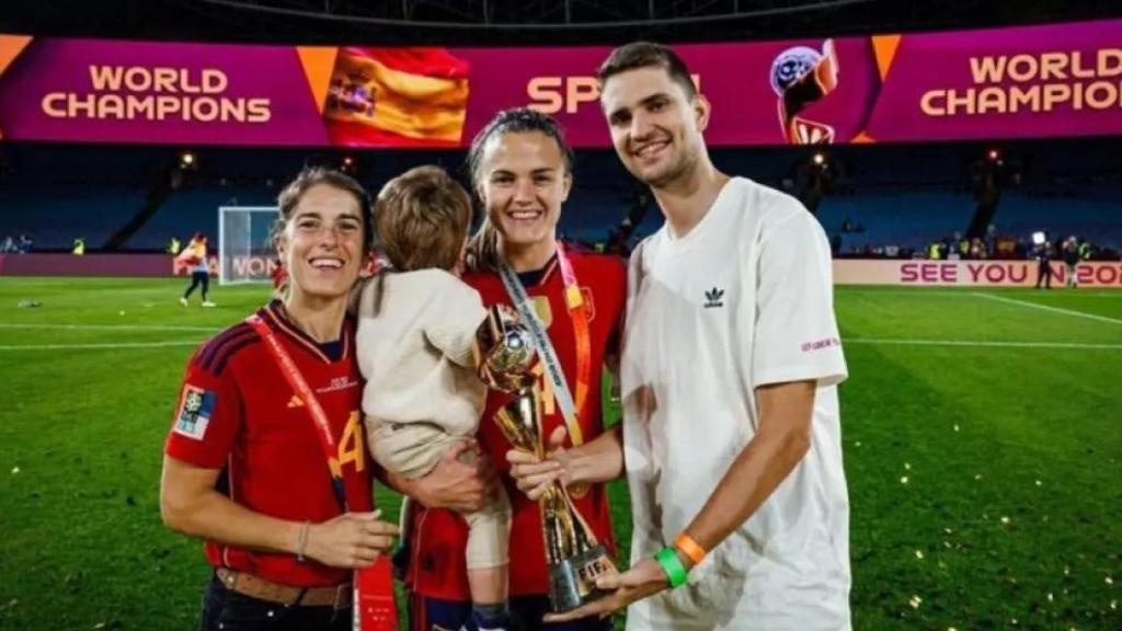 La jugadora de la selección española de fútbol, Irene Paredes, junto a su hijo. / Instagram