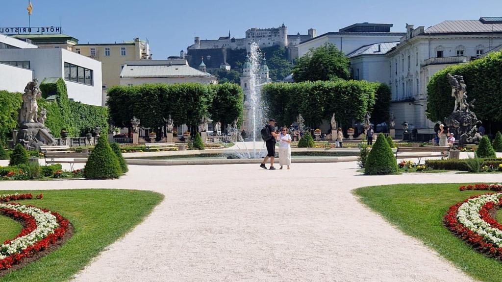 Mirabell debe su nombre a Markus Sittikus, sucesor de Wolf Dietrich Raitenau, quien expulsó a la mujer y sus hijos de Altenau, como se llamaba originariamente el palacio