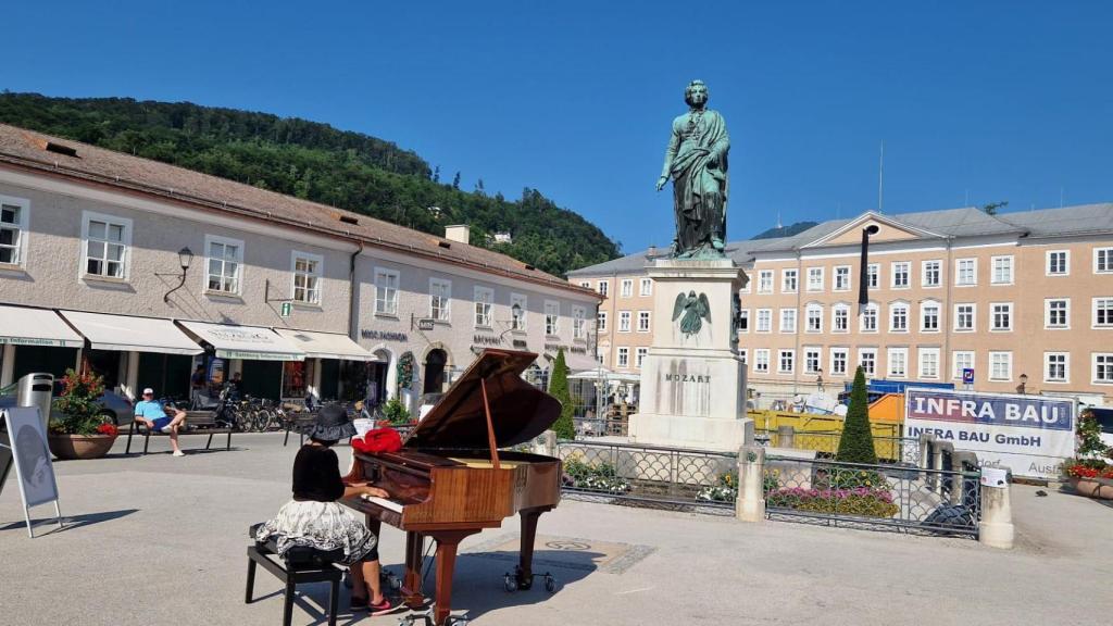 La trasera de la vivienda, también aparece en Sonrisas y Lágrimas. Ante su estatua, músicos de toso tipo, le rinden homenaje