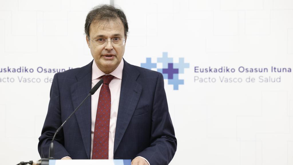 El consejero de Salud, Alberto Martínez, antes de presidir  la undécima reunión de la Mesa del Pacto de Salud