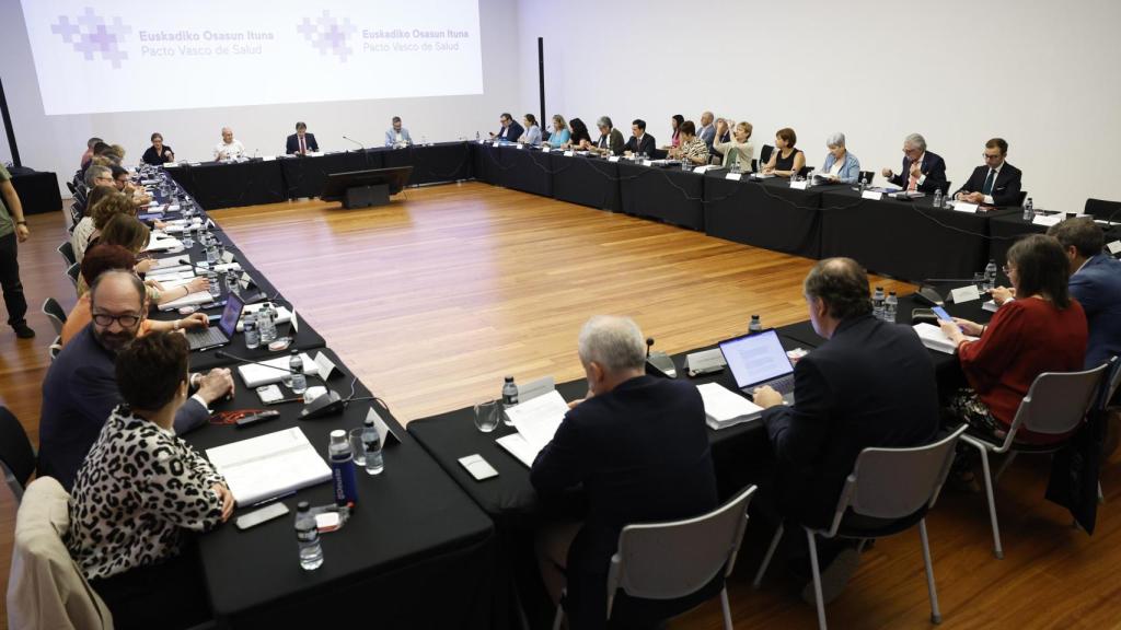 El consejero de Salud, Alberto Martínez, preside la undécima reunión de la Mesa del Pacto de Salud