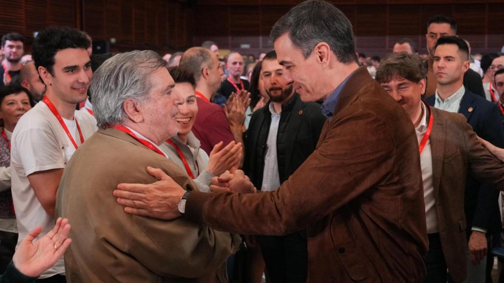 El expresidente del PSE, Jesús Eguiguren y el secretario general del PSOE, Pedro Sánchez, durante el 10.º Congreso del PSE a 15 de febrero de 2025
