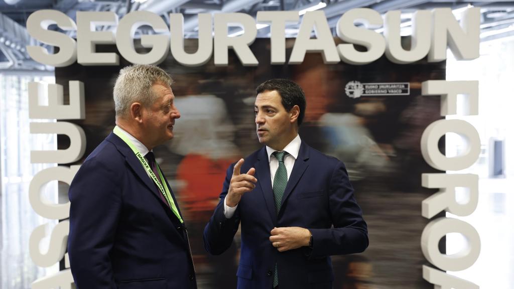 El lehendakari, Imanol Pradales (d), ha inaugurado este lunes en Bilbao el Basque Segurtasun Foroa junto a Bingen Zupiria, consejero de Seguridad.