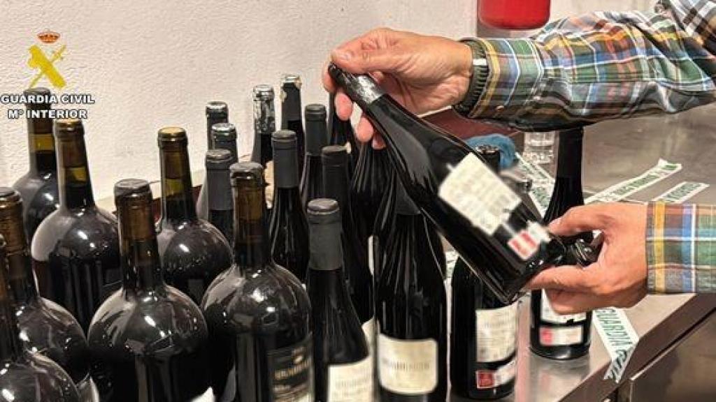 Operación 'Alduo' en la que la Guardia Civil investiga a dos hombres por vender vino de Rioja como si fuera de gama alta