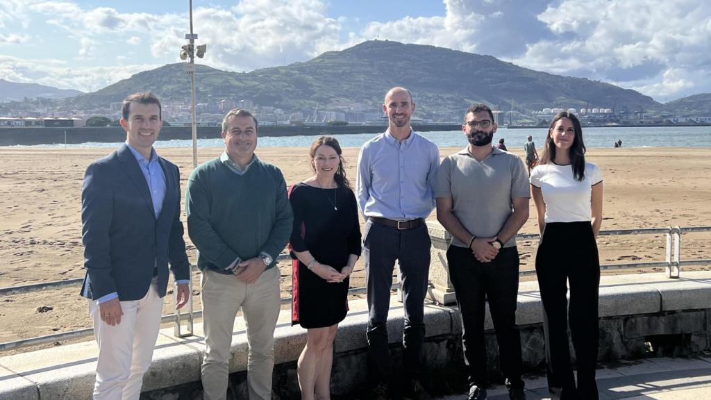 La embajadora de Australia en España, Rosemary Morris-Castico, de visita en Getxo junto a miembros de Carnegie / X